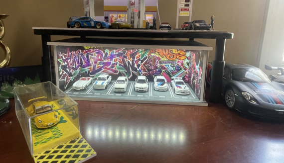 1:64 Scale Lighted Garage Diorama Display